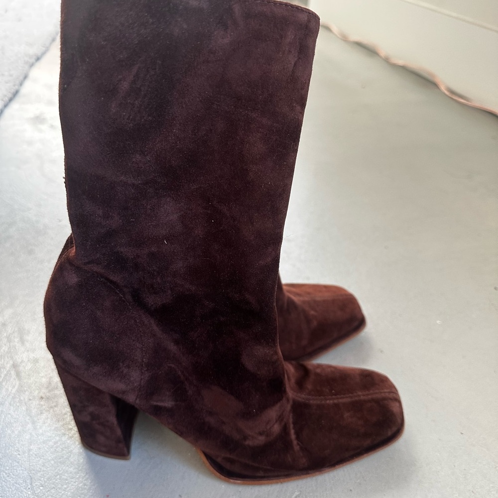 Elegant Brown Suede Boots